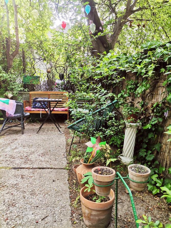 Flat In Historic Villa With Your Own Private Garden, Near City Park Boedapest Buitenkant foto