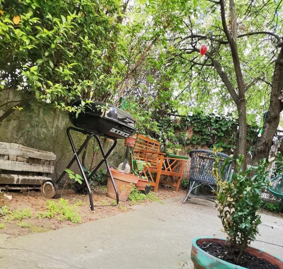 Flat In Historic Villa With Your Own Private Garden, Near City Park Boedapest Buitenkant foto